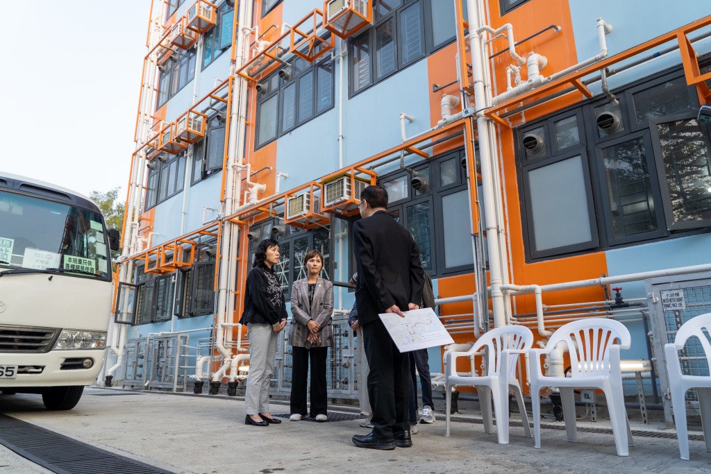 陳美寶日前視察大埔「善樓」來往港鐵大埔墟站的義載服務。陳美寶網誌圖片 陳美寶日前視察大埔「善樓」來往港鐵大埔墟站的義載服務。陳美寶網誌圖片