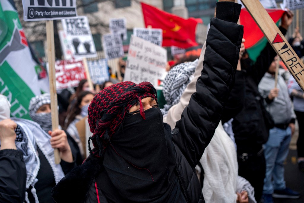 示威者在華盛頓的以色列大使館聲援加沙巴人，呼籲立即停火。路透社