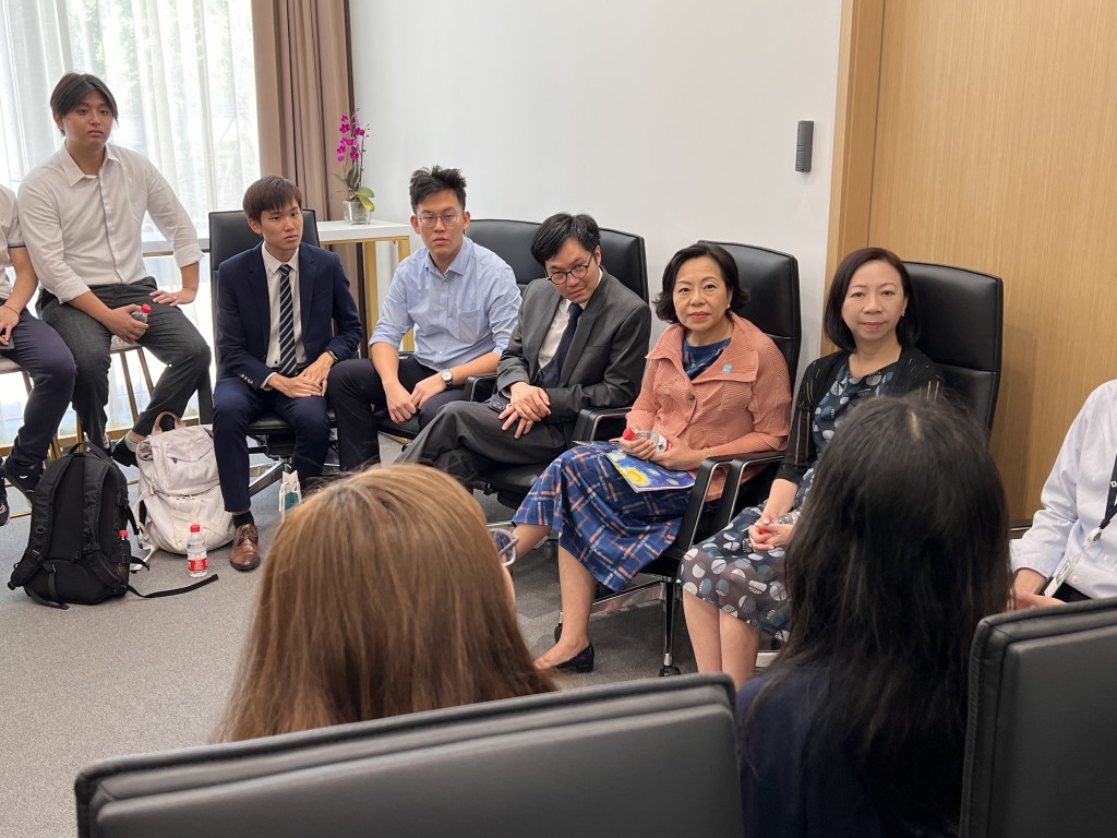 麥美娟（左五）和民青局常任秘書長林雪麗（左六）探訪參加香港金融青年會在「青年內地實習資助計劃」下到北京進行金融專題實習的香港青年。