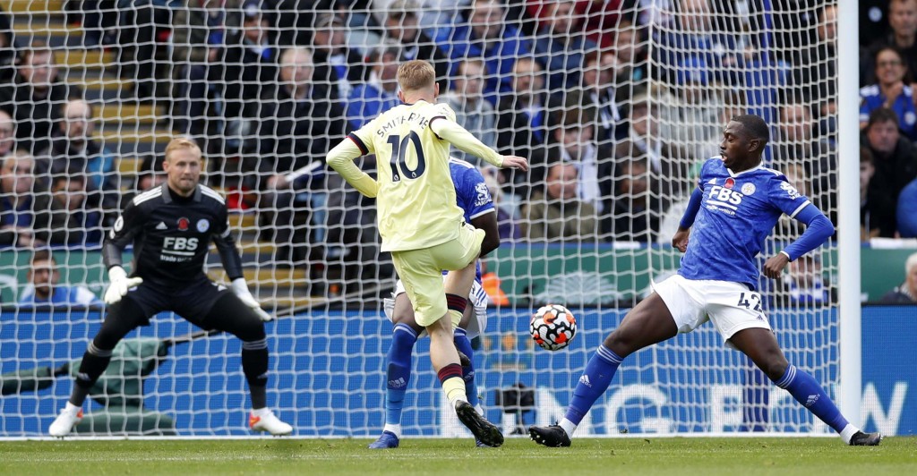 伊美路維(中)後上殺入撞射建功，兵工廠領先2:0。REUTERS