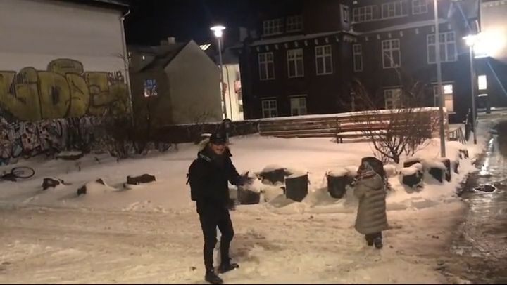 羅嘉良與囡囡展開雪戰。