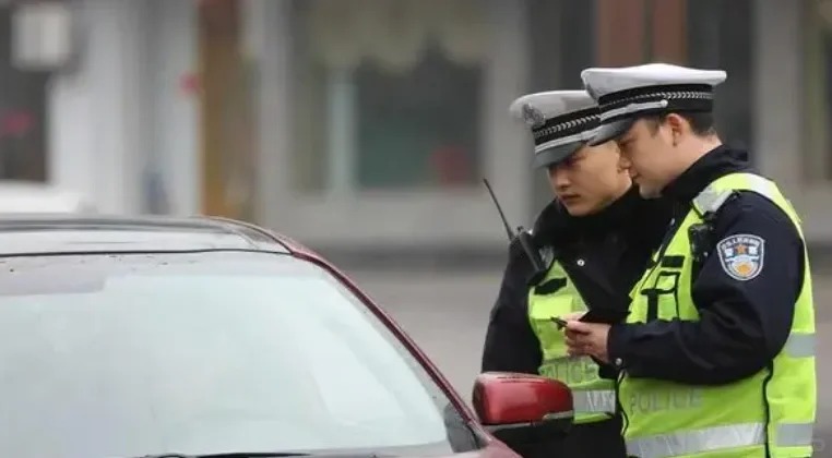 雲南警方發現有人冒充交通警四出查車。示意圖