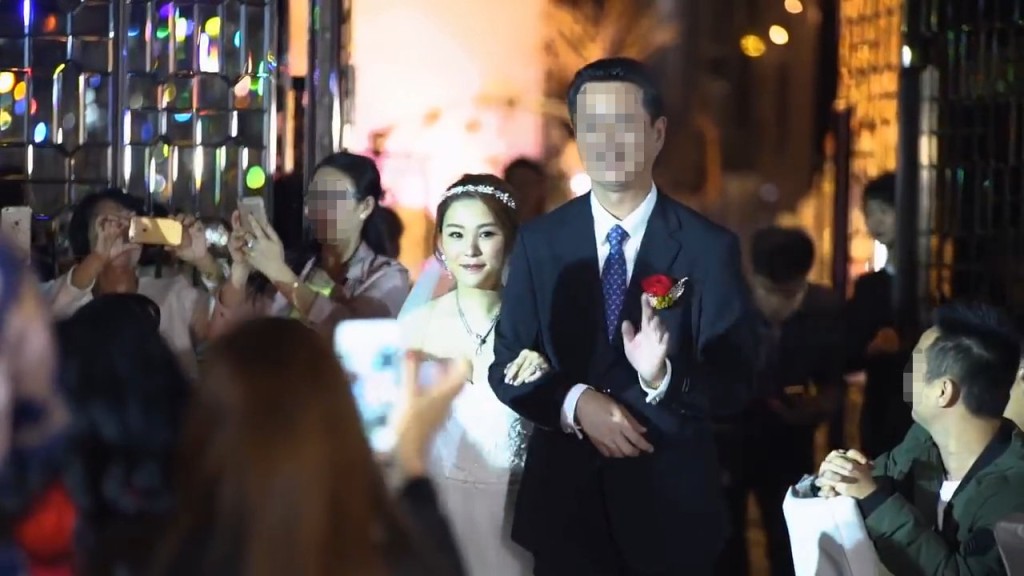 片段尾段則到是當晚婚禮現場，見到蔡天鳳由父親陪伴下入場，將女兒交給新郎Chris。