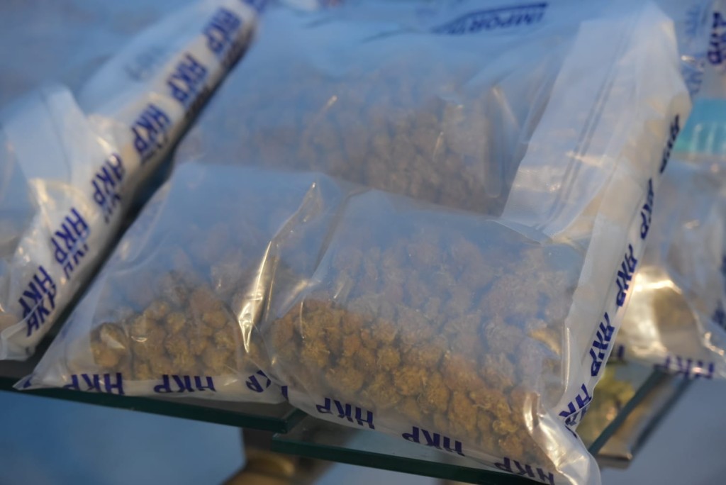 警方展示檢獲的毒品。
