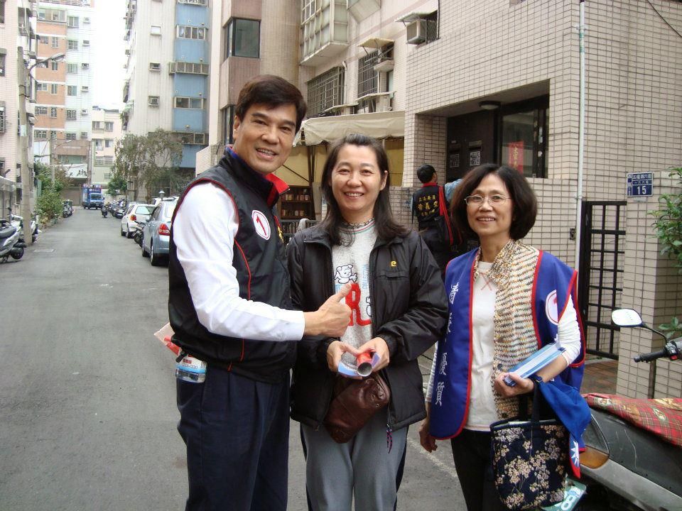 2002年及2005年，黄义交均以亲民党籍参选台中市选举区立法委员并顺利当选。FB图