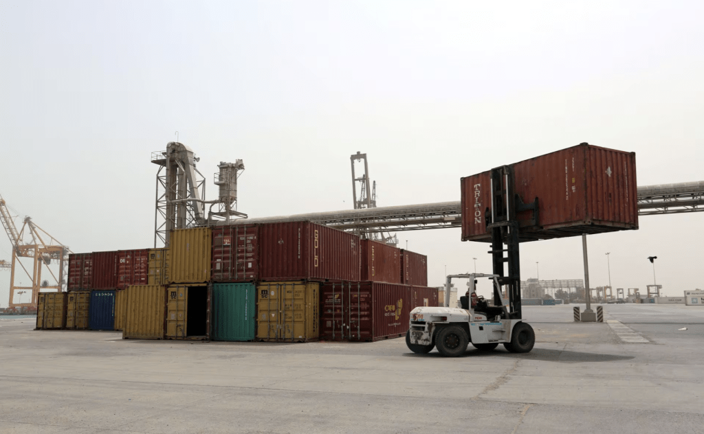 2018 年 6 月 24 日，也门荷台达红海港，一辆堆高机运载著一个货柜。路透社