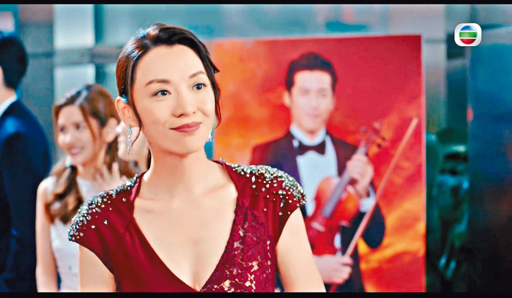 48歲的煒哥狀態弗爆，換上低胸裝非常吸睛。