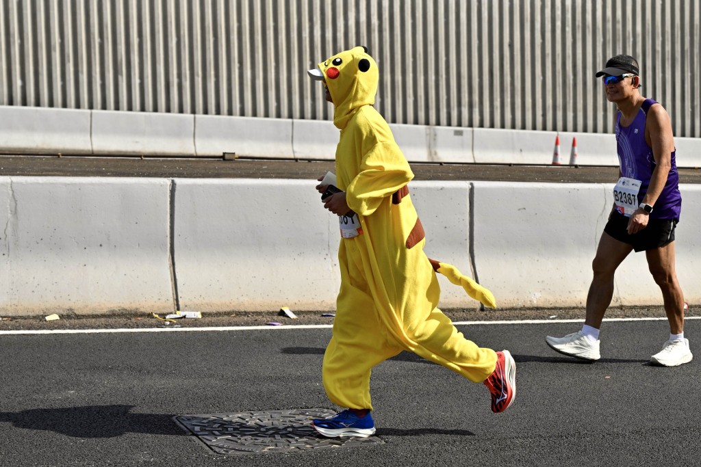 有選手以比卡超服飾上陣。