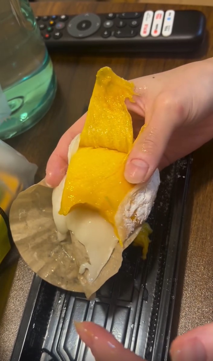 帖主撕開芒果皮,圖中可見其狀態相當完整,未見「加工痕跡」。Threads 帖主撕開芒果皮,圖中可見其狀態相當完整,未見「加工痕跡」。Threads