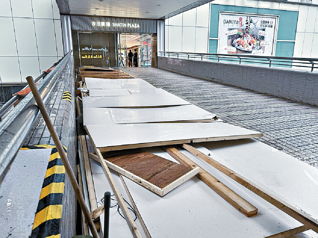 沙田■沙田正街一商场行人天桥一列10米长围板被强风吹塌,6名途人走避不及被击伤送院。 沙田■沙田正街一商场行人天桥一列10米长围板被强风吹塌,6名途人走避不及被击伤送院。