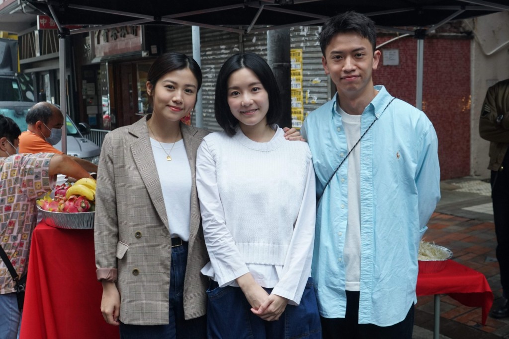 Locker與同門師妹楊偲泳(左)和林婷(中)一起私下研究,為角色劇本做定功課。