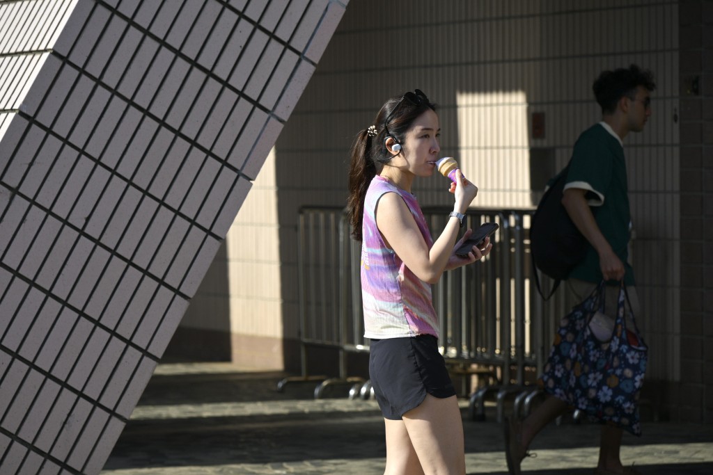 高空反氣旋亦會在未來一兩日覆蓋南海北部及華南沿岸,該區天色大致良好。 高空反氣旋亦會在未來一兩日覆蓋南海北部及華南沿岸,該區天色大致良好。