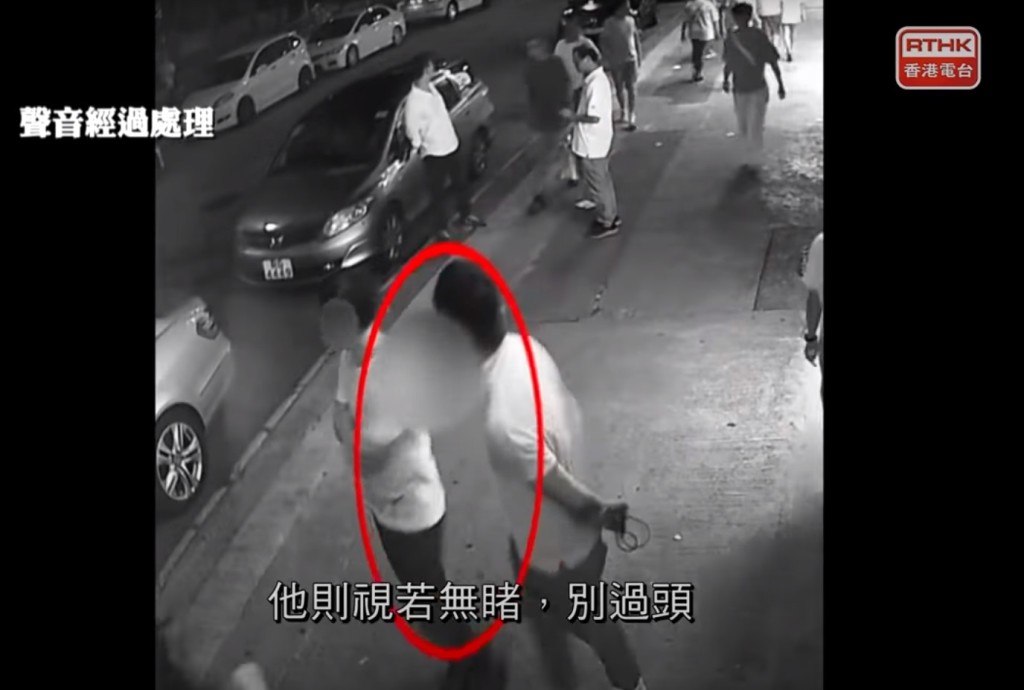 有懷疑手持委任證的便衣警員,在襲擊發生前,於鳳攸北街巡視。港台截圖