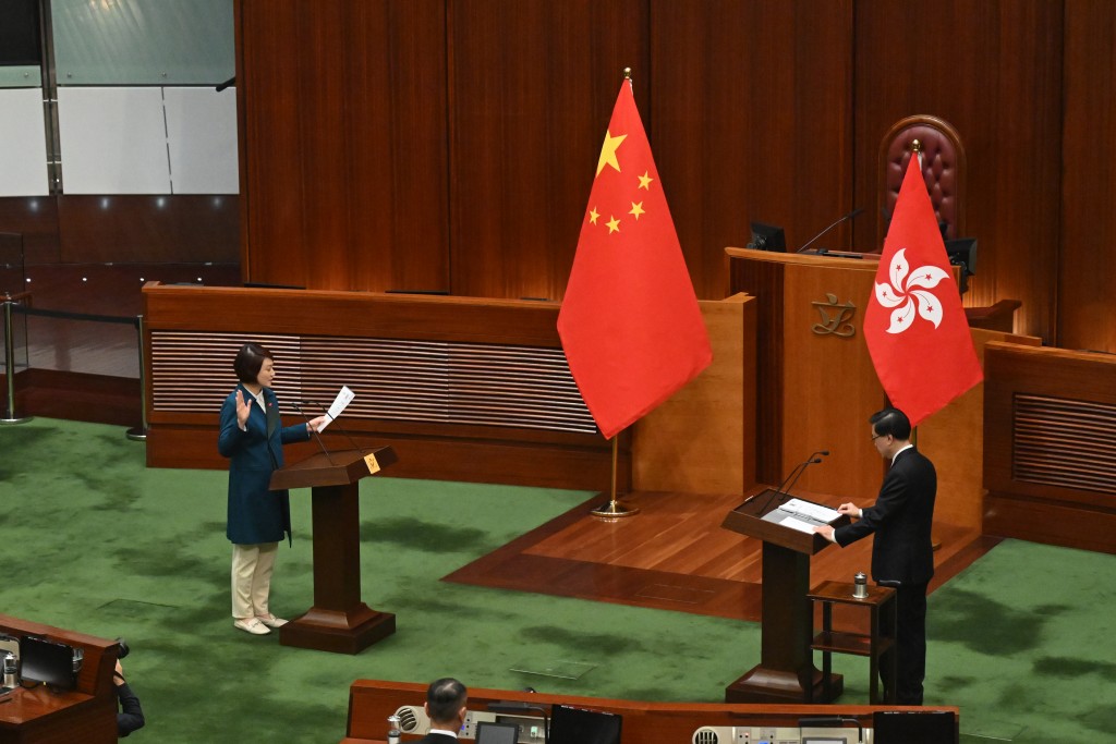 民建聯李慧琼首先宣誓。