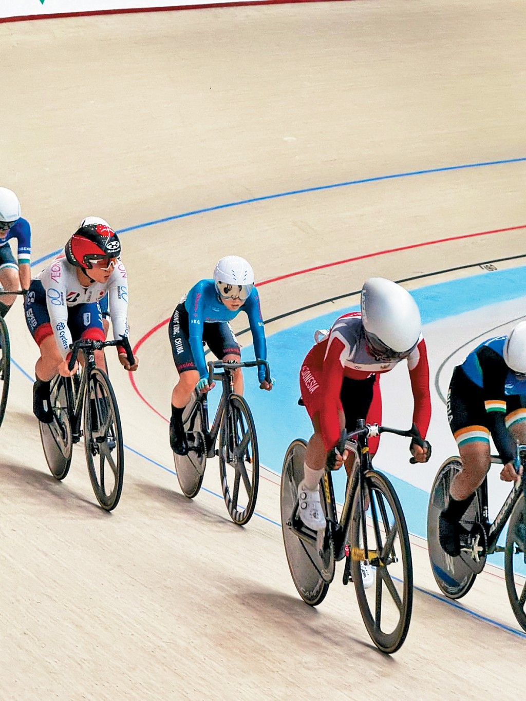 梁穎儀（左二）在女子精英記分賽掛銅。