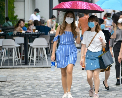 天文台預料本港地區今日大致多雲，有幾陣驟雨。