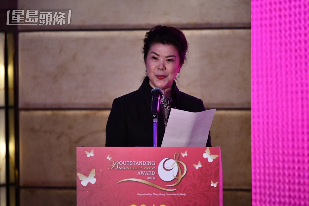 蔡黃玲玲 (圖) 向來熱心各樣公益活動,亦曾做過仁愛堂主席,並建立「仁愛堂蔡黃玲玲教育基金」。 蔡黃玲玲 (圖) 向來熱心各樣公益活動,亦曾做過仁愛堂主席,並建立「仁愛堂蔡黃玲玲教育基金」。