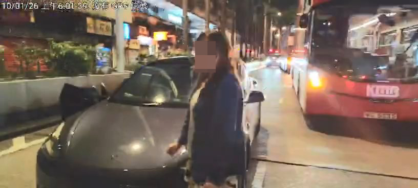 女子慢慢走向Tesla的右邊車門，破壞倒後鏡並嘗試搶車。網上片段截圖