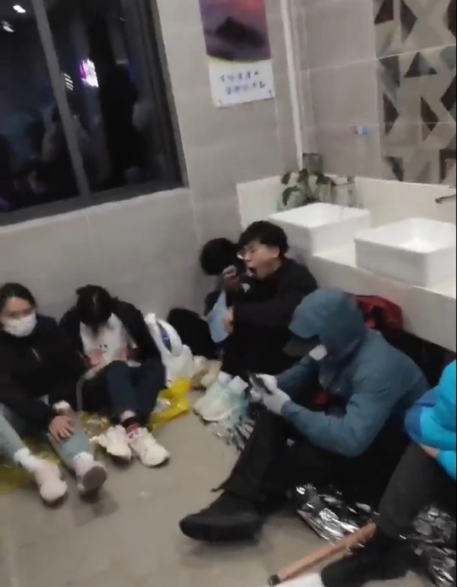 在黄山有逾800旅客挤在厕所内过夜。