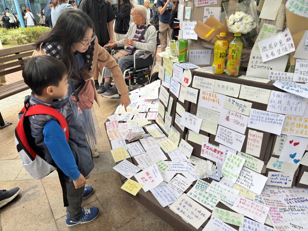 巿民向写上悼念字句。资料图片