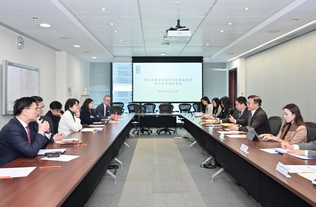 律政司體育爭議解決諮詢委員會今年2月與多位立法會議員會面，探討體育爭議解決在本港的發展路向。政府新聞處