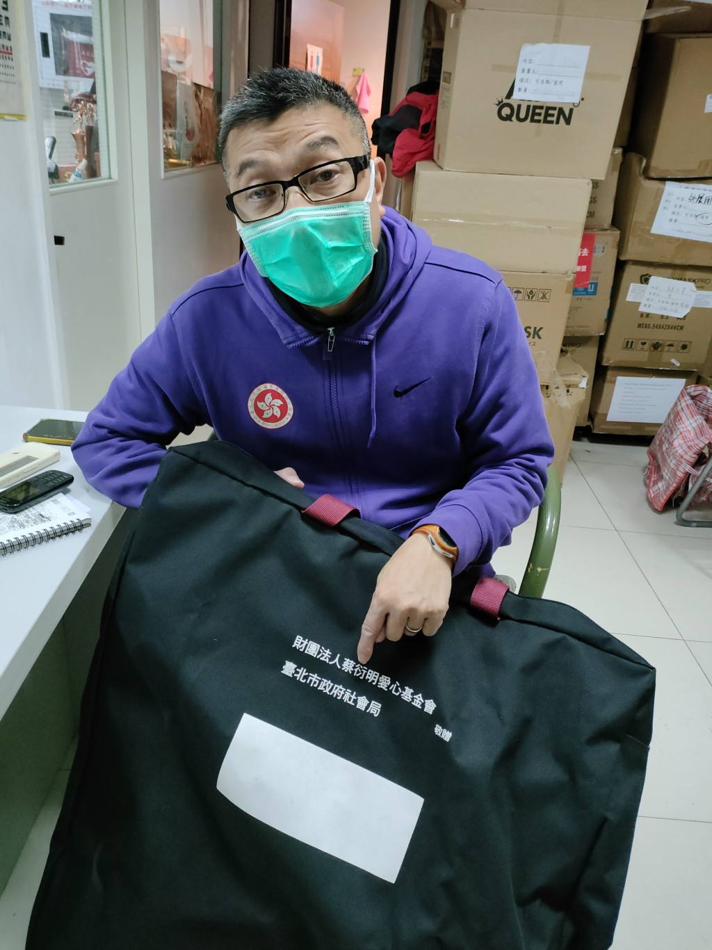 吴衞东指台北为无家者进行登记，其个人物资可放入指定物资袋内，白天寄在指定公园，晚上领回，确保其个人物品得到妥善保管。(莫家文摄)