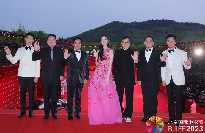 （左起）張藝興、博納影業集團股份有限公司老闆于冬、導演唐季禮、古力娜扎、成龍等代表《神話2》出席。