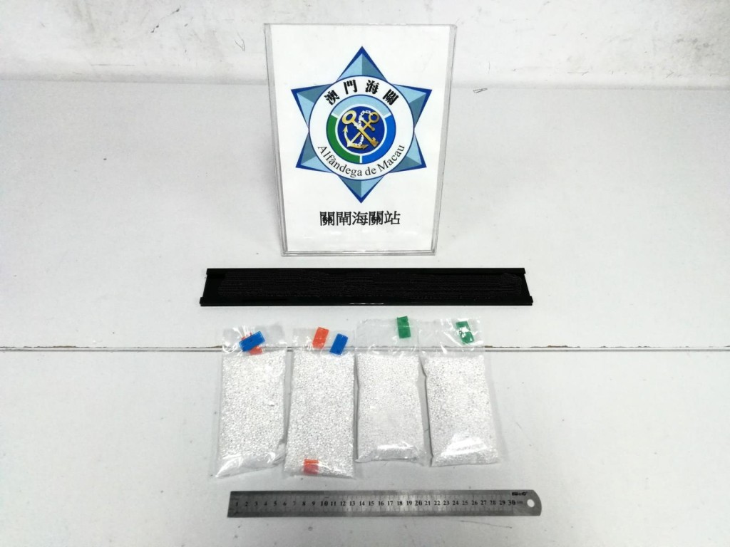 澳門海關截獲42宗偷運懷疑銀粒個案,檢獲約138公斤懷疑銀粒,市值約301萬澳門元。澳門海關圖片 澳門海關截獲42宗偷運懷疑銀粒個案,檢獲約138公斤懷疑銀粒,市值約301萬澳門元。澳門海關圖片