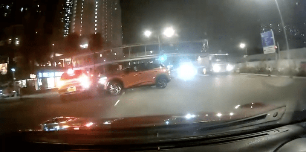 適時對面行車線另一輛私家車右轉入海珠路,兩車避讓不及,在路口中心猛烈相撞。fb@屯門公路塞車關注組 適時對面行車線另一輛私家車右轉入海珠路,兩車避讓不及,在路口中心猛烈相撞。fb@屯門公路塞車關注組