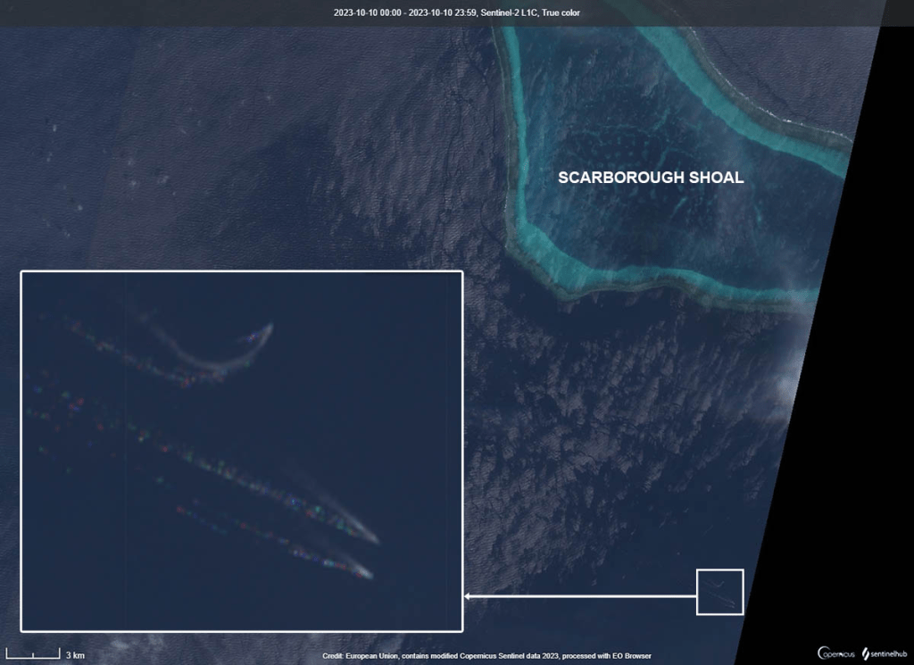 微博流傳據稱是今天上午中國海警在黃岩島附近驅逐菲律賓海軍炮艇的衛星圖像。