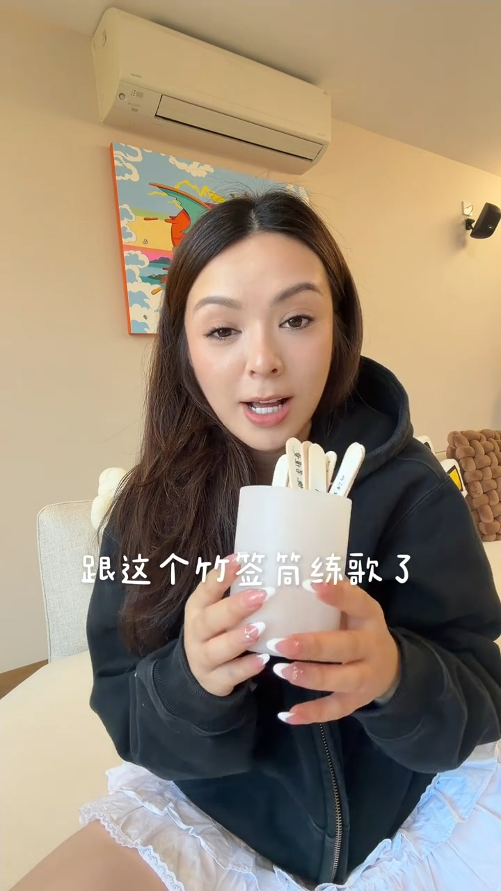 JW王灝兒手拿寫滿歌名的竹籤筒,身後米白色梳化與掛畫盡顯簡約溫馨的高雅品味。 JW王灝兒手拿寫滿歌名的竹籤筒,身後米白色梳化與掛畫盡顯簡約溫馨的高雅品味。