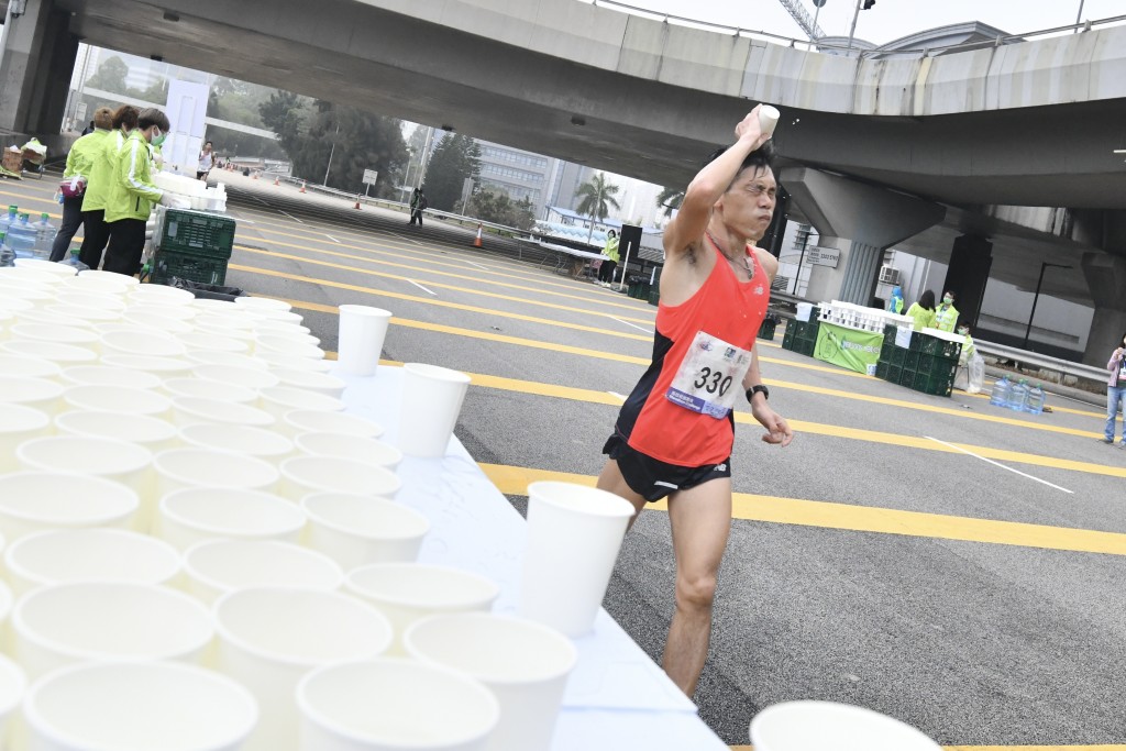 渣打馬拉松：在西隧出口附近，賽會提供飲用水予跑手。盧江球攝