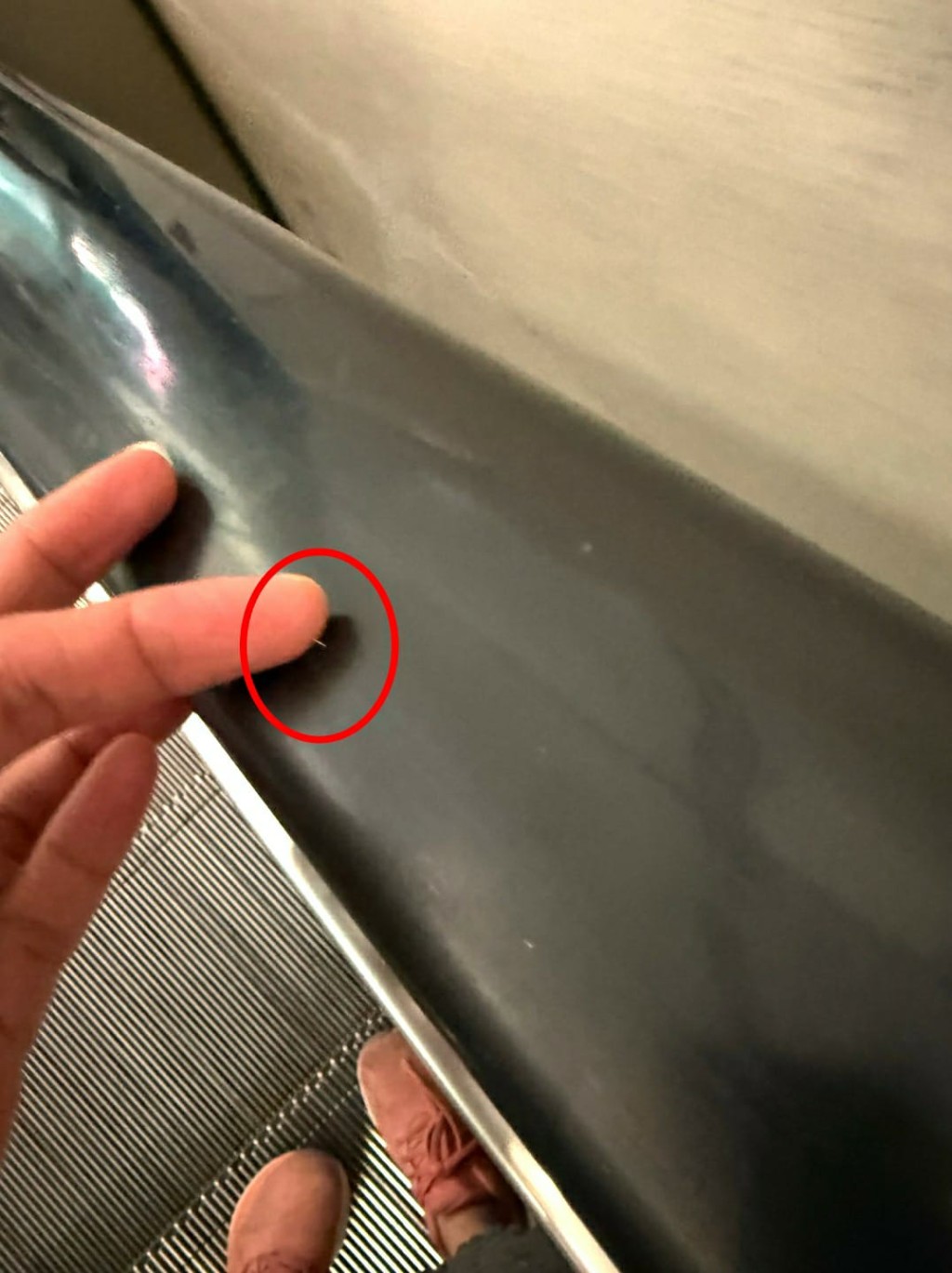 事主上載的現場照片顯示,扶手電梯的扶手帶上疑似藏有一支極其短小、幾乎難以察覺的針狀物(紅圈)。Threads@lovewvtl 事主上載的現場照片顯示,扶手電梯的扶手帶上疑似藏有一支極其短小、幾乎難以察覺的針狀物(紅圈)。Threads@lovewvtl