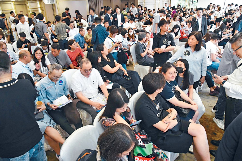 凱柏峰III昨日以現樓形式推售200伙，大批買家到場，場面相當墟冚。