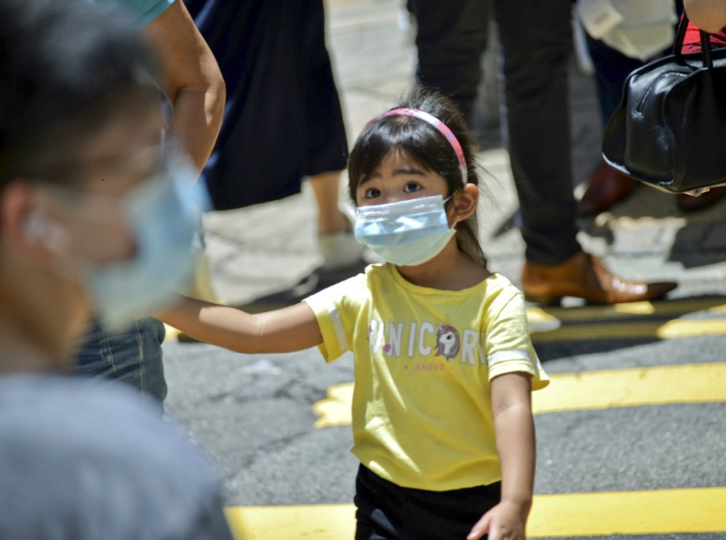 酷熱天氣下市民要提防中暑。資料圖片