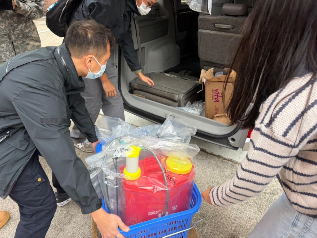 警員在單位內帶走證物。