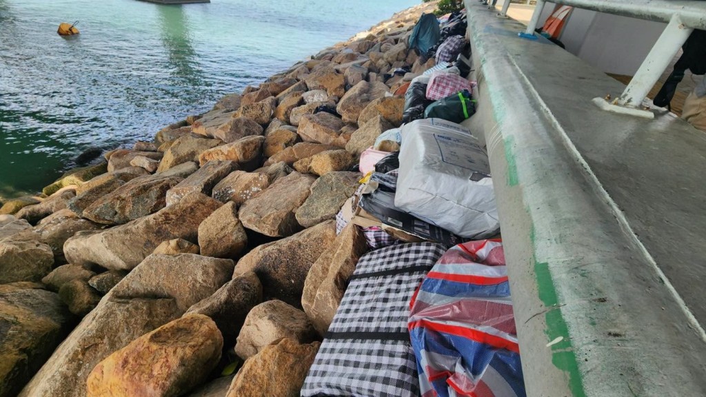 東涌海濱防波堤涉霸地堆雜物 食環署多次派員清理垃圾 協調跨部門跟進