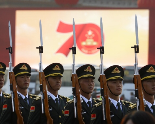 天安门广场将鸣放礼砲70响，象征中国成立70周年。AP