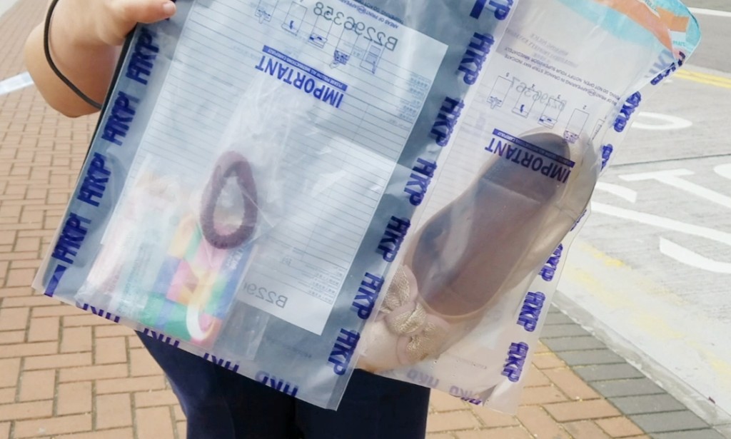 警方在死者身上檢獲八達通及鞋等。林思明攝