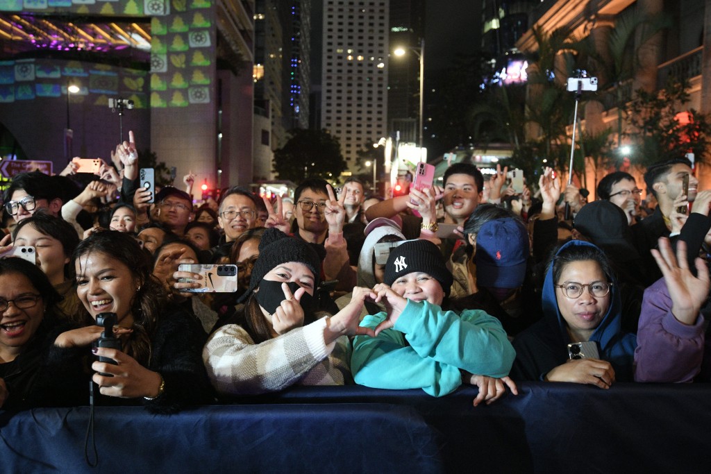 旅發局跨年倒數活動吸引大批市民和旅客駐足。資料圖片 旅發局跨年倒數活動吸引大批市民和旅客駐足。資料圖片
