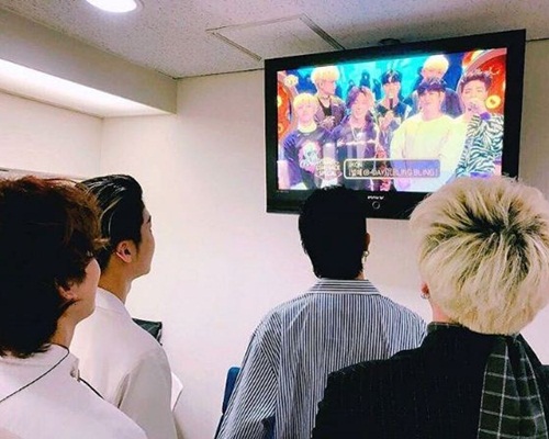 WINNER擠在電視機前看iKON演出。