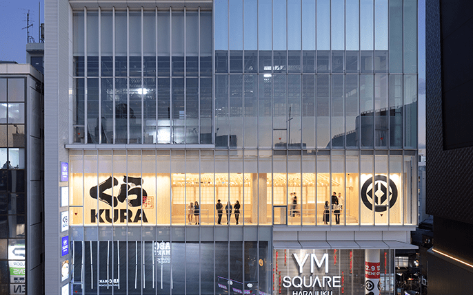 Kura壽司原宿全球旗艦店位於由JR原宿站信步可達的YM Square原宿四樓。 Kura壽司原宿全球旗艦店位於由JR原宿站信步可達的YM Square原宿四樓。