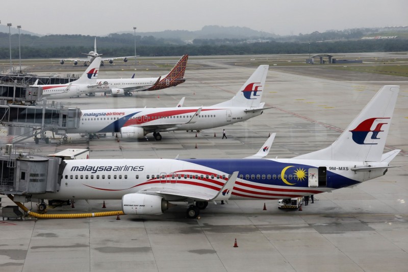 马来西亚航空宣布取消周四多趟往返吉隆坡国际机场至沙巴和砂拉越的航班。路透社