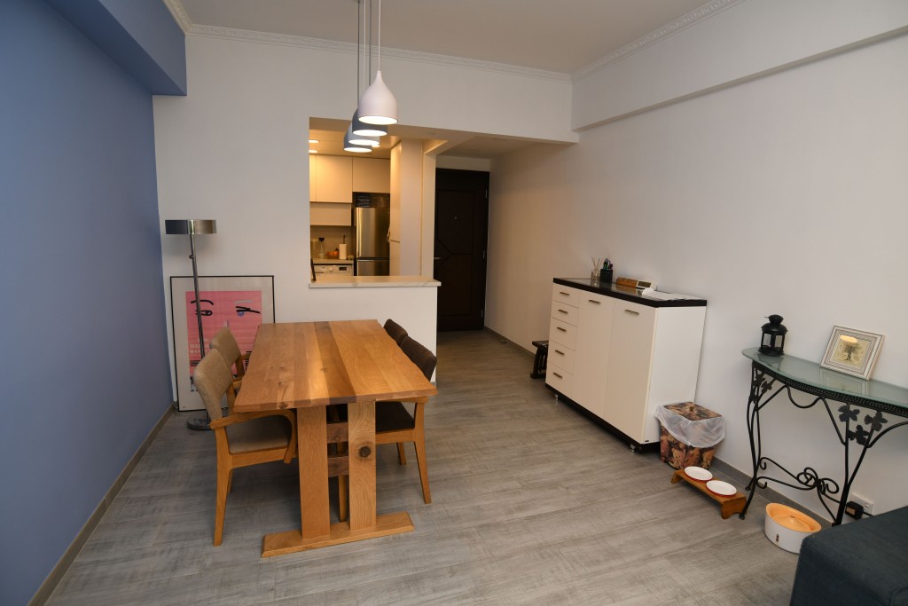 飯廳裝潢淡雅,簡單放有木藝餐桌。