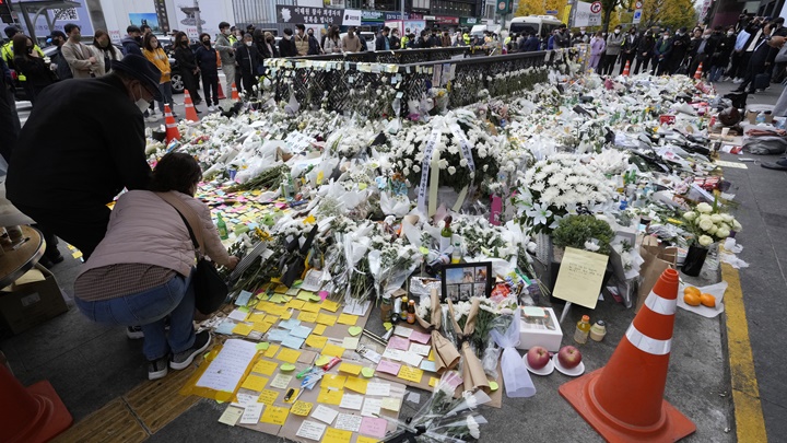 南韓當局表示梨泰院人踩人慘劇的128名死者已進行喪禮。路透社圖片