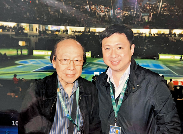 已故陈永浩医生（左）是陈建强最敬重的爸爸。图为他陪伴爸爸往上海观看网球赛。