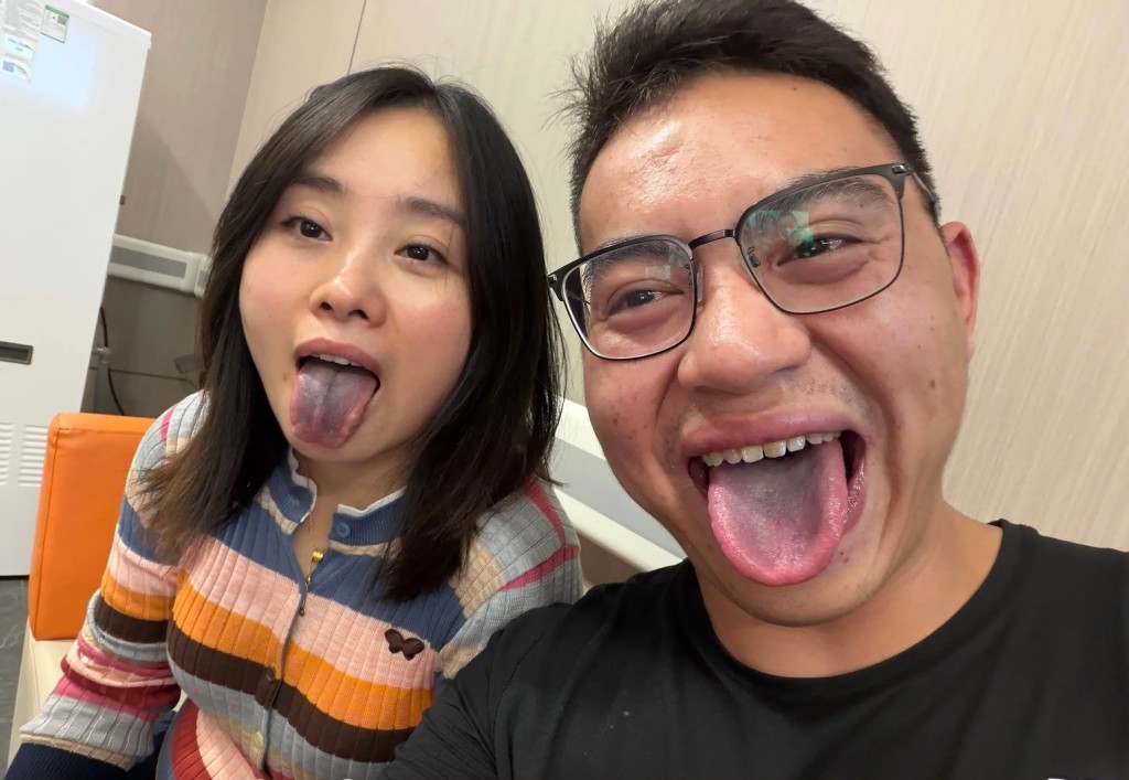 重庆4名客吃2千蚊火锅后惊觉脷苔惊变黑。抖音@于连 重庆4名客吃2千蚊火锅后惊觉脷苔惊变黑。抖音@于连