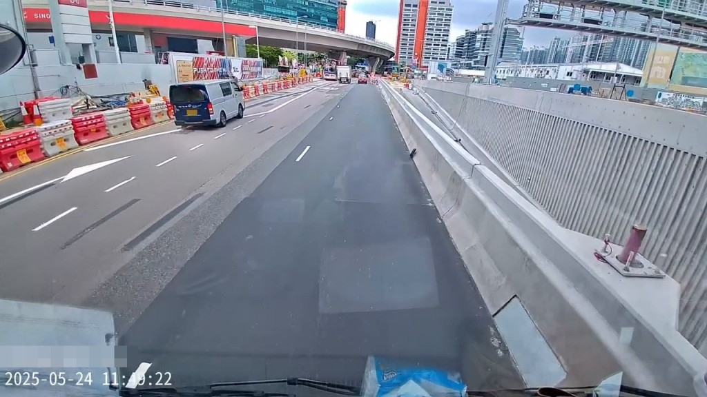 車輪與零件及後各散東西,零件在很 短時間內便奔向馬路的右方,在石墩 旁擱錢,而飛脫的車輪則繼續放飛自 我,沿馬路繼續自由地前行。fb「車cam L(香港群組)」截圖 車輪與零件及後各散東西,零件在很 短時間內便奔向馬路的右方,在石墩 旁擱錢,而飛脫的車輪則繼續放飛自 我,沿馬路繼續自由地前行。fb「車cam L(香港群組)」截圖