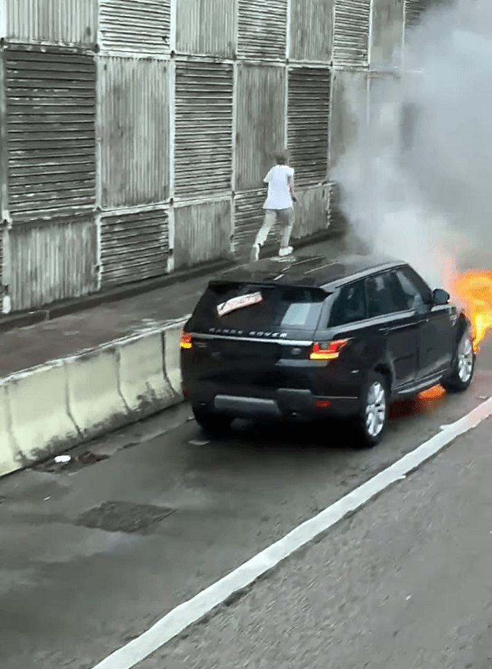 私家車車頭起火。fb：香港公共交通智庫