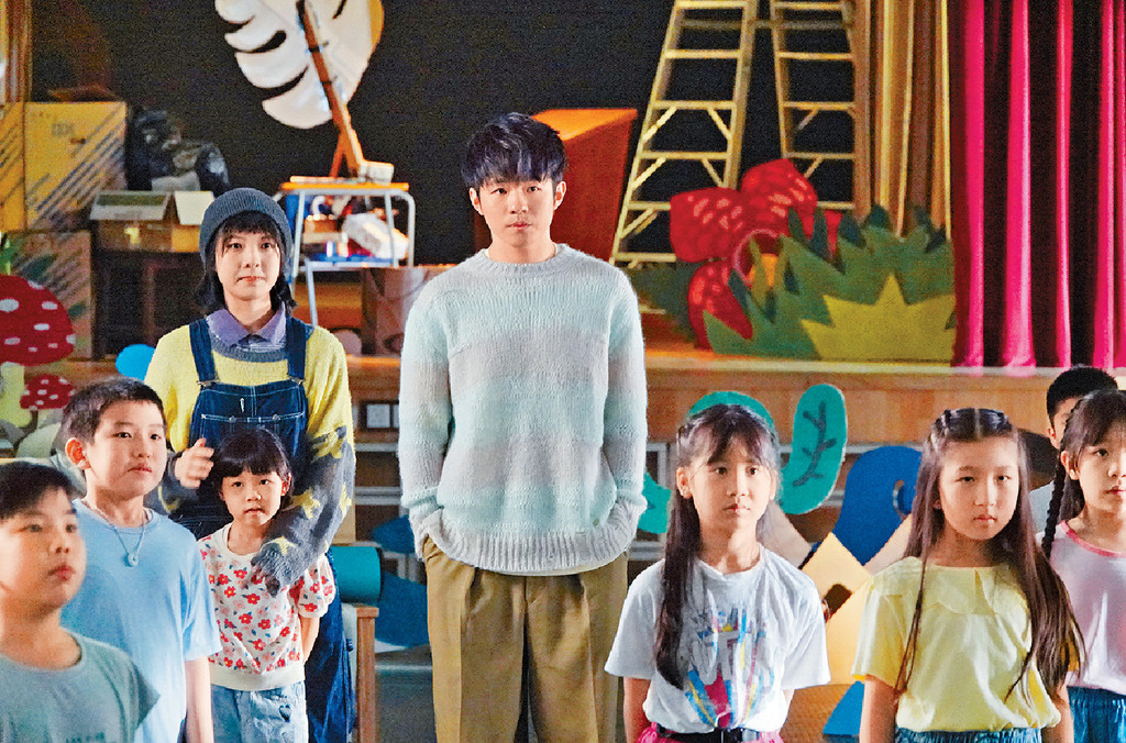 ■新歌MV不但有小朋友參與，鍾雪亦有份演出。
